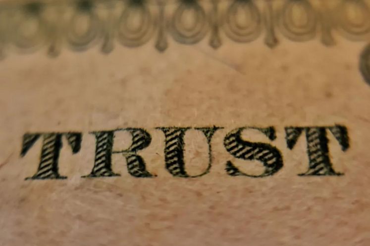 銀保監(jiān)會黃洪告誡信托業(yè)：杜絕與監(jiān)管博弈心態(tài)，樹立賺“辛苦錢”理念